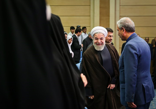 (تصاویر) بوسه وزیرکار بر دست مددجوی نوجوان (تصاویر) بوسه وزیرکار بر دست مددجوی نوجوان
