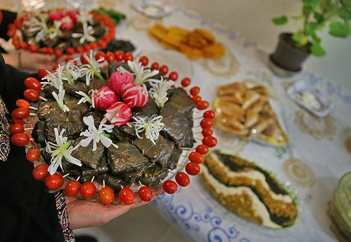 (تصاویر) توزیع افطار میان کارتن خوابها (تصاویر) توزیع افطار میان کارتن خوابها