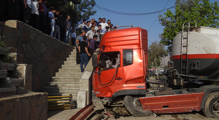 (تصاویر) ترمز بریدن مرگبار نفتکش در سنندج (تصاویر) ترمز بریدن مرگبار نفتکش در سنندج