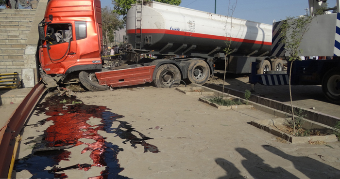 (تصاویر) ترمز بریدن مرگبار نفتکش در سنندج (تصاویر) ترمز بریدن مرگبار نفتکش در سنندج