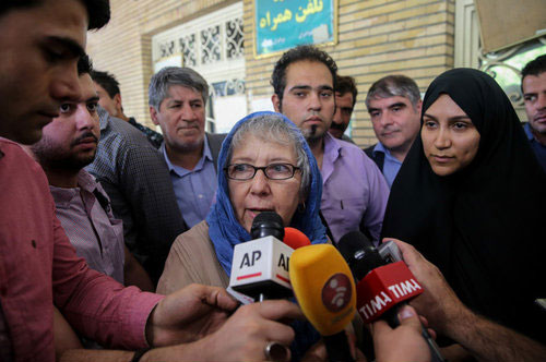 (تصاویر) مادر و همسر جیسون رضائیان در حاشیه دادگاه