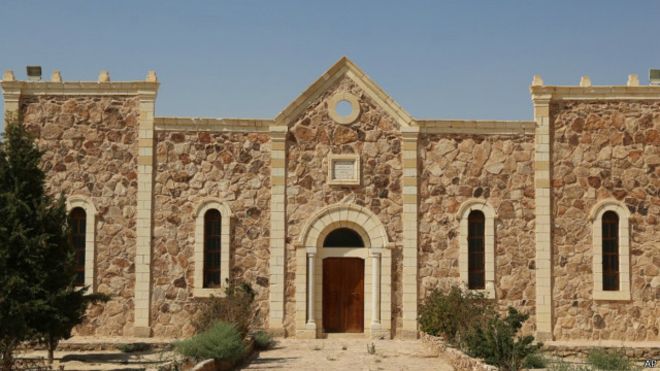 داعش صومعه را خراب و مسیحیان را گروگان گرفت داعش صومعه را خراب و مسیحیان را گروگان گرفت
