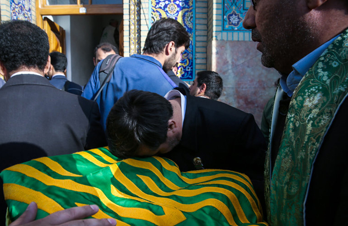 (تصاویر) تعویض پرچم گنبد امام رضا(ع) (تصاویر) تعویض پرچم گنبد امام رضا(ع)