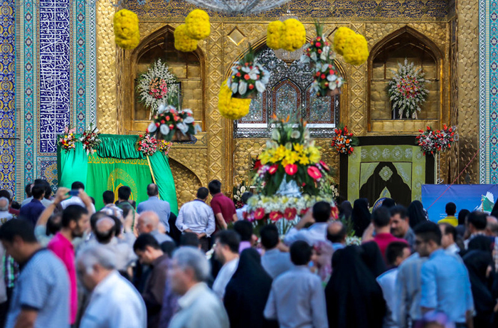 (تصاویر) تعویض پرچم گنبد امام رضا(ع) (تصاویر) تعویض پرچم گنبد امام رضا(ع)