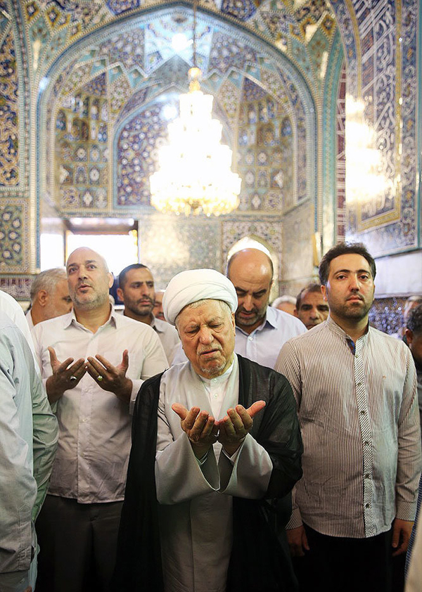 (تصاویر) هاشمی در حرم امام رضا(ع) (تصاویر) هاشمی در حرم امام رضا(ع)