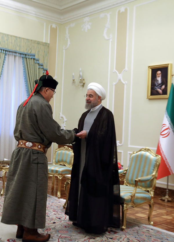 (تصاویر) دیدار با روحانی با لباس مغولی (تصاویر) دیدار با روحانی با لباس مغولی