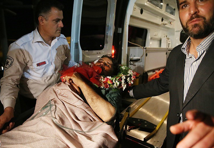 (تصاویر) بازگشت خبرنگار مجروح از سوریه (تصاویر) بازگشت خبرنگار مجروح از سوریه