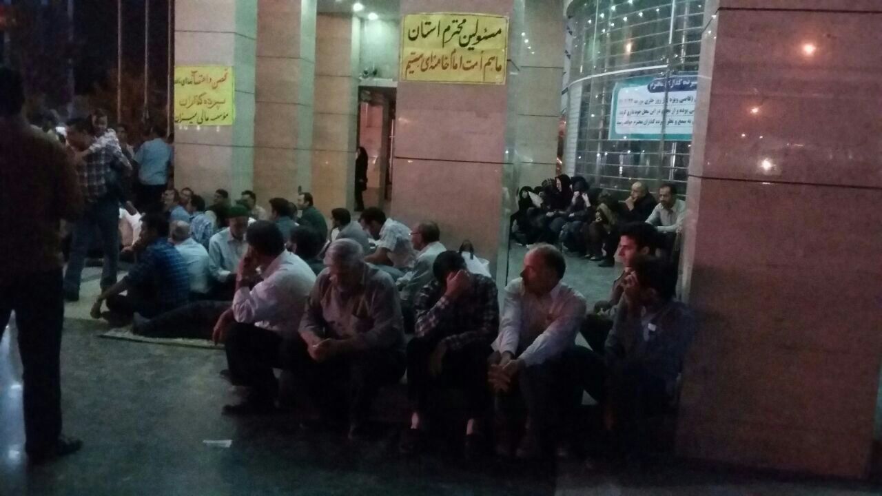 تجمع گروهی از سپرده گذاران در برابر موسسه مالی میزان تجمع گروهی از سپرده گذاران در برابر موسسه مالی میزان