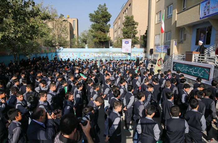 (تصاویر) روحانی زنگ مدرسه را بهصدا درآورد (تصاویر) روحانی زنگ مدرسه را بهصدا درآورد