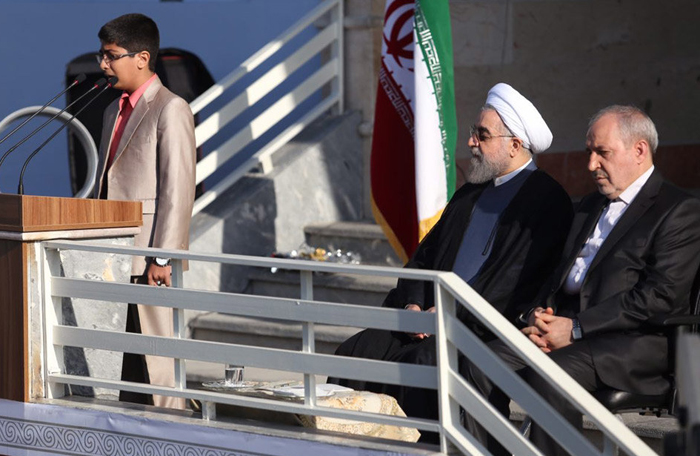 (تصاویر) روحانی زنگ مدرسه را بهصدا درآورد (تصاویر) روحانی زنگ مدرسه را بهصدا درآورد