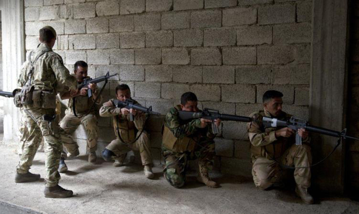(تصاویر) آموزش انگلیسیها به سربازان کرد (تصاویر) آموزش انگلیسیها به سربازان کرد