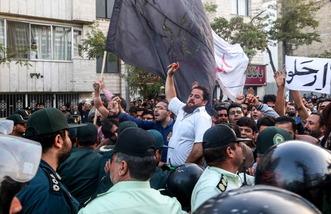 (تصاویر) تنش مقابل کنسولگری عربستان در مشهد (تصاویر) تنش مقابل کنسولگری عربستان در مشهد