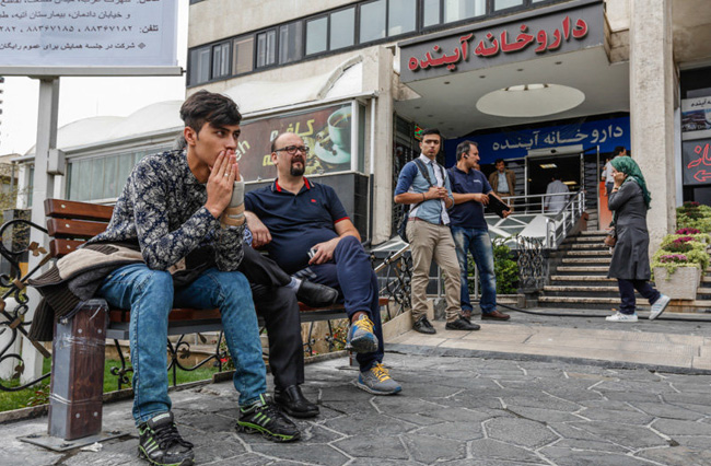 (تصاویر) تجمع هواداران هادی نوروزی مقابل بیمارستان آتیه (تصاویر) تجمع هواداران هادی نوروزی مقابل بیمارستان آتیه