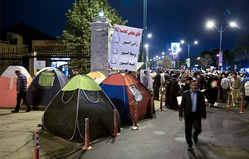 (تصاویر) چادرزدن معترضان برجام جلوی مجلس (تصاویر) چادرزدن معترضان برجام جلوی مجلس