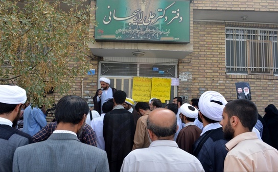 (تصاویر) تجمع دلواپسان مقابل دفتر لاریجانی در قم (تصاویر) تجمع دلواپسان مقابل دفتر لاریجانی در قم