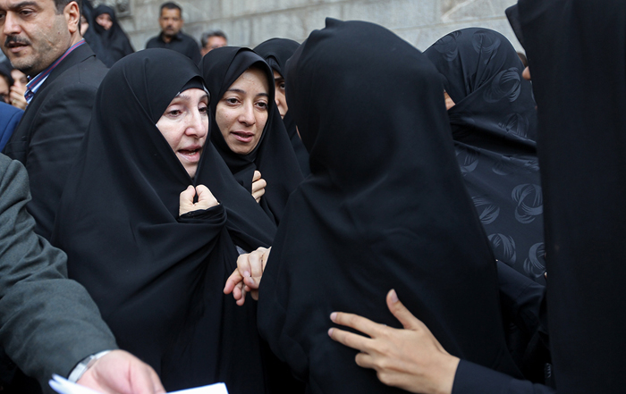 (تصاویر) گریه عراقچی در تشییع جانباخته منا (تصاویر) گریه عراقچی در تشییع جانباخته منا