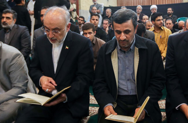(تصاویر) اشکهای ظریف در مجلس ترحیم همکارش (تصاویر) اشکهای ظریف در مجلس ترحیم همکارش