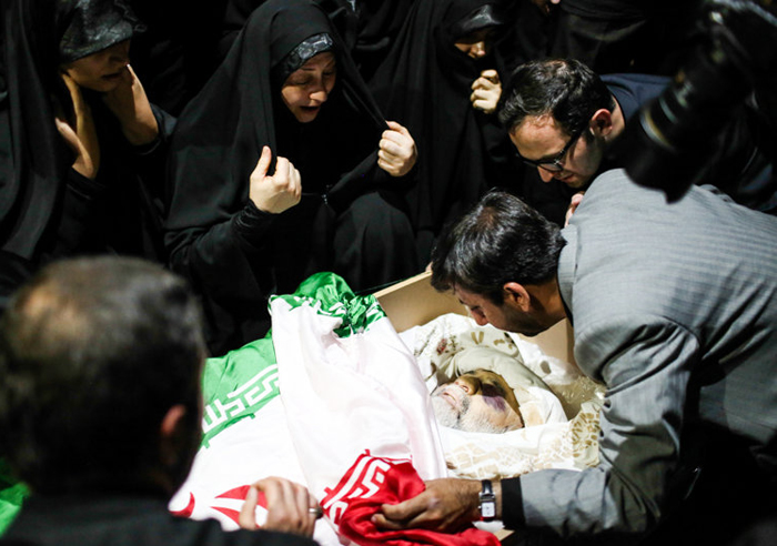 (تصاویر) وداع با پیکر شهید همدانی (تصاویر) وداع با پیکر شهید همدانی