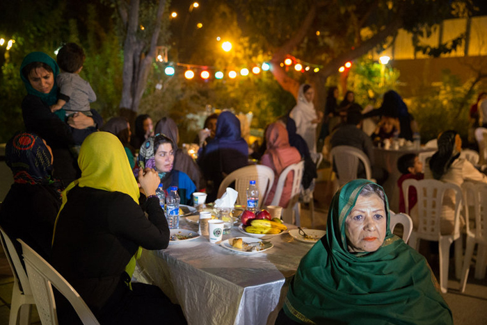 (تصاویر) جشن عروسی میان کارتن‌خواب‌ها