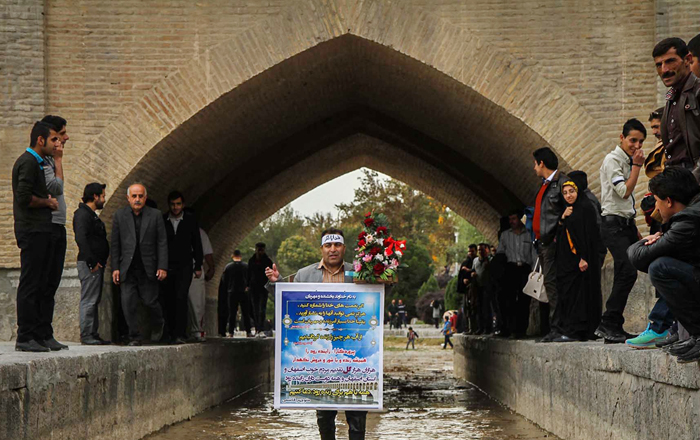 (تصاویر) استقبال اصفهانیها از زاینده رود (تصاویر) استقبال اصفهانیها از زاینده رود
