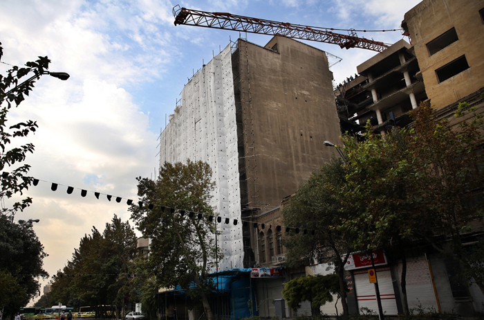 (تصاویر) سقوط جرثقیل در خیابان خیام