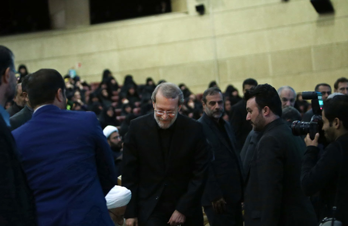 (تصاویر) اعتراض آمر به معروف به لاریجانی (تصاویر) اعتراض آمر به معروف به لاریجانی