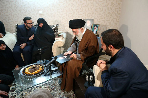حضور رهبر انقلاب در منزل سردار شهید همدانی حضور رهبر انقلاب در منزل سردار شهید همدانی