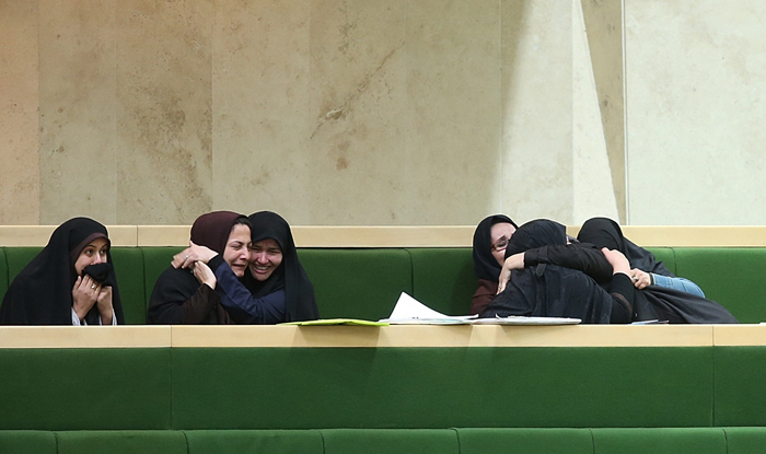 (تصاویر) شادمانی معلمان در صحن علنی (تصاویر) شادمانی معلمان در صحن علنی