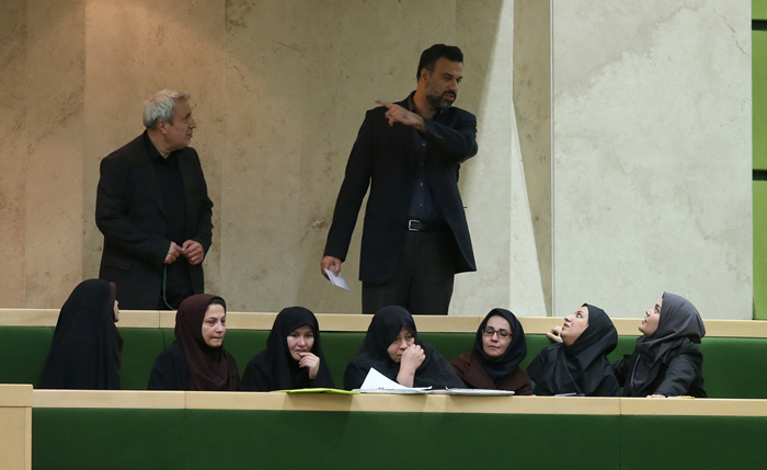 (تصاویر) شادمانی معلمان در صحن علنی (تصاویر) شادمانی معلمان در صحن علنی