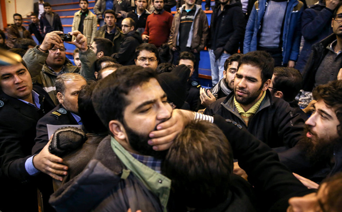 (تصاویر) درگیری دانشجویان در حضور روحانی (تصاویر) درگیری دانشجویان در حضور روحانی