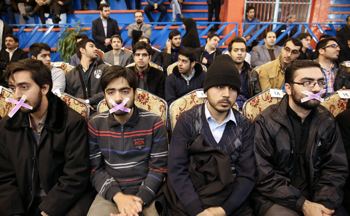 (تصاویر) درگیری دانشجویان در حضور روحانی (تصاویر) درگیری دانشجویان در حضور روحانی