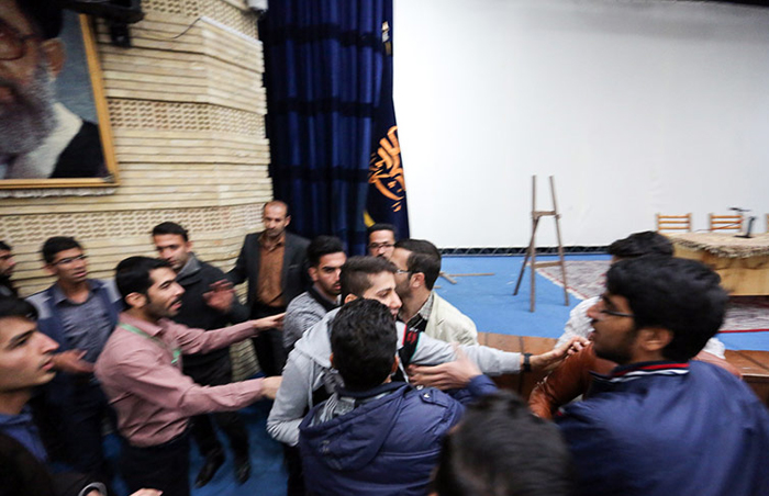 (تصاویر) تنش در جریان سخنرانی صادق خرازی (تصاویر) تنش در جریان سخنرانی صادق خرازی
