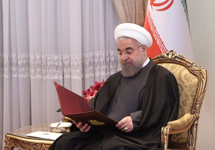 (تصاویر) لباس سنتی سفیر کامبوج در دیدار روحانی (تصاویر) لباس سنتی سفیر کامبوج در دیدار روحانی