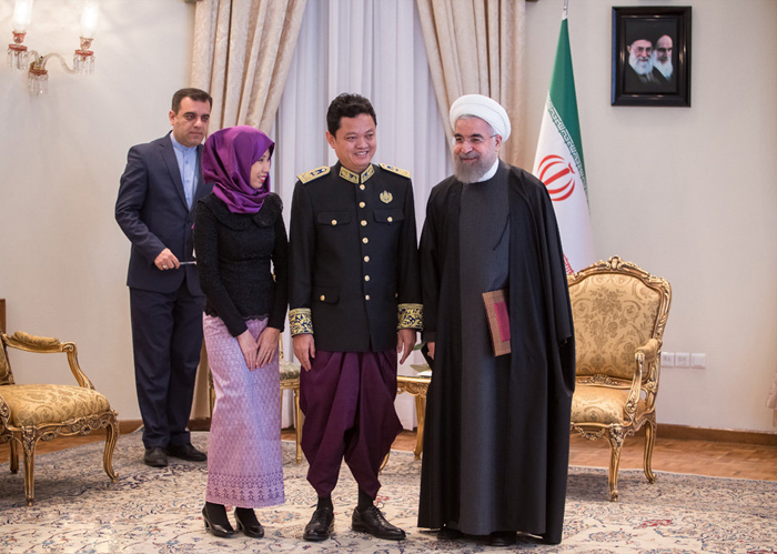(تصاویر) لباس سنتی سفیر کامبوج در دیدار روحانی (تصاویر) لباس سنتی سفیر کامبوج در دیدار روحانی