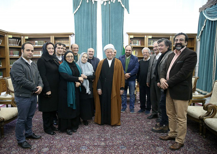 (تصاویر) دیدار جمعی از هنرمندان با هاشمی