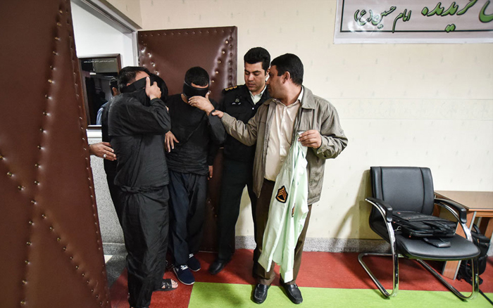 (تصاویر) دستگیری سارقان مامور نما (تصاویر) دستگیری سارقان مامور نما