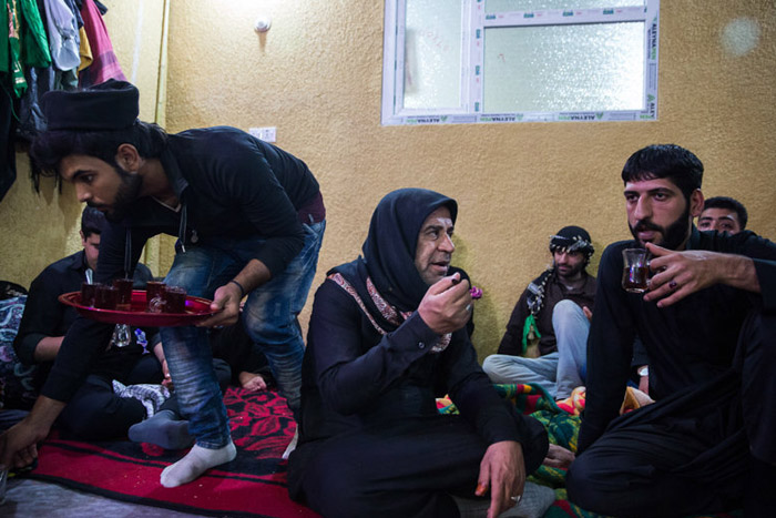 (تصاویر) آنها که زندگی را وقف زائران می‌کنند‎