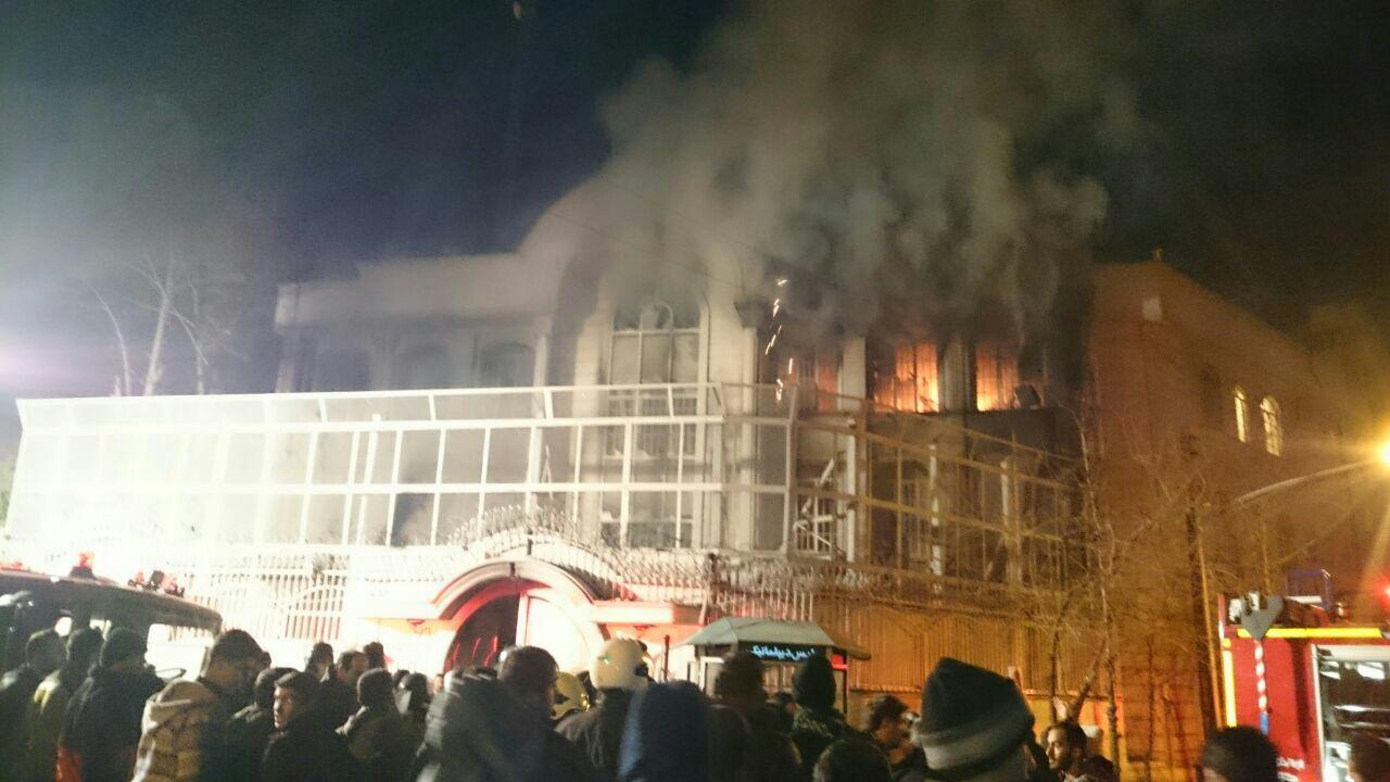 سفارت عربستان در تهران به آتش کشیده شد سفارت عربستان در تهران به آتش کشیده شد