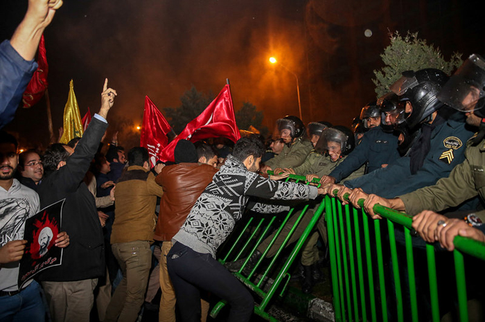 (تصاویر) حمله به کنسولگری عربستان در مشهد (تصاویر) حمله به کنسولگری عربستان در مشهد