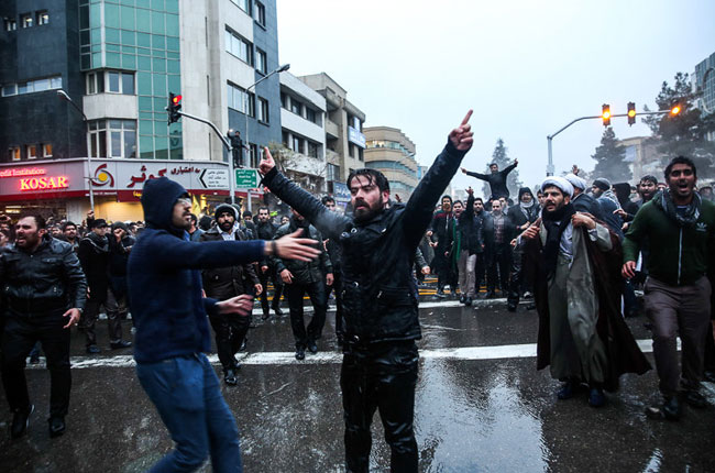 (تصاویر) برخورد پلیس با معترضان مقابل کنسولگری عربستان (تصاویر) برخورد پلیس با معترضان مقابل کنسولگری عربستان