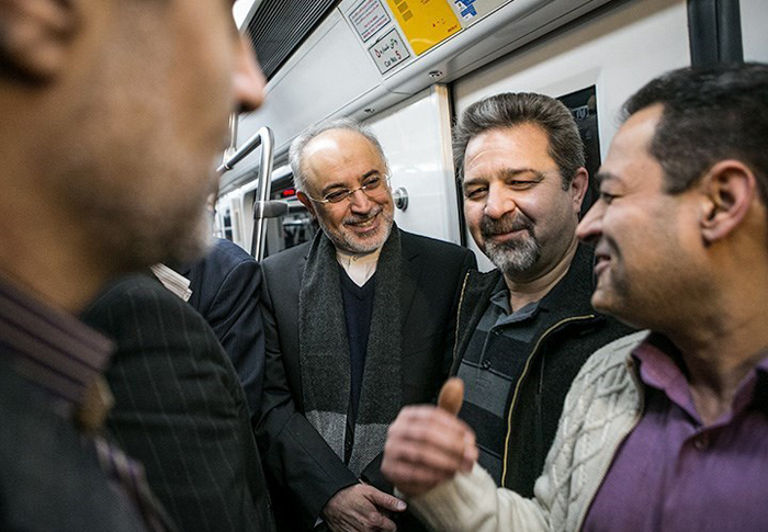 (تصاویر) صالحی با مترو سر کار رفت (تصاویر) صالحی با مترو سر کار رفت