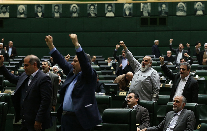 (تصاویر) بازداشت کنندگان ملوانان در مجلس (تصاویر) بازداشت کنندگان ملوانان در مجلس