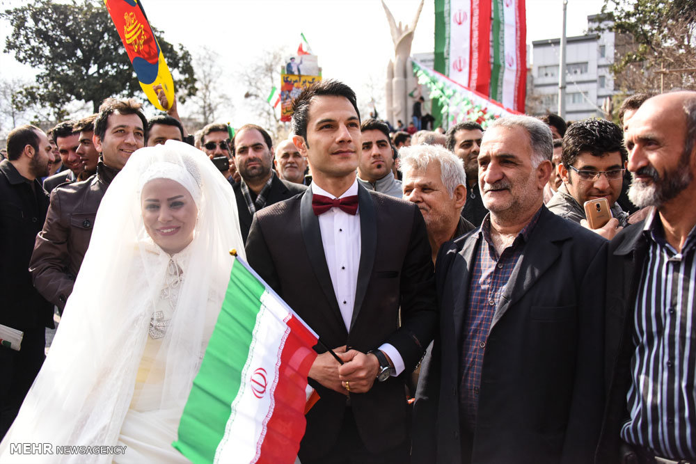 (تصویر) شرکت در راهپیمایی با لباس عروسی