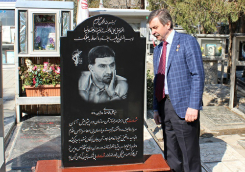 فضانورد برجسته روس بر مزار چمران و شهید طهرانی مقدم