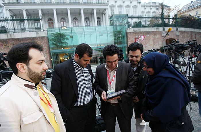 (تصاویر) تماشای دربی در حاشیه مذاکرات