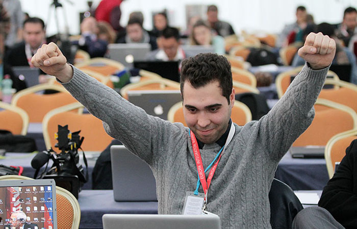 (تصاویر) تماشای دربی در حاشیه مذاکرات