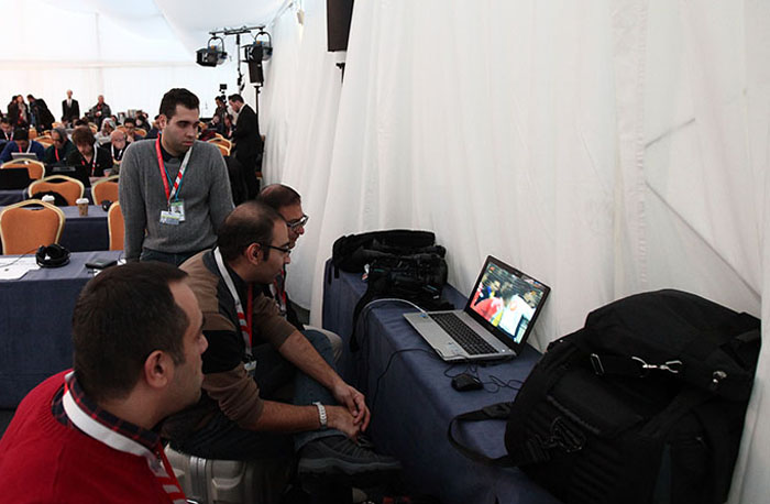 (تصاویر) تماشای دربی در حاشیه مذاکرات