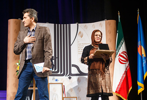 (تصاویر) برنده جایزه جلالآل احمد دست همسرش را بوسید (تصاویر) برنده جایزه جلالآل احمد دست همسرش را بوسید