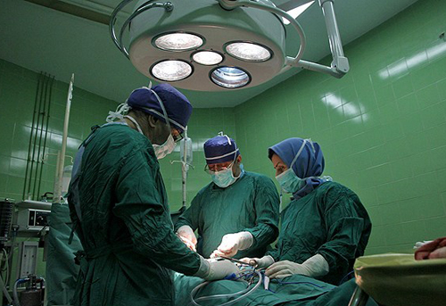(تصاویر) درآوردن تومور 10کیلویی از شکم (تصاویر) درآوردن تومور 10کیلویی از شکم