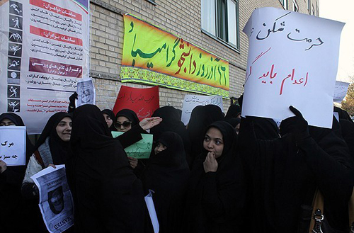 (تصاویر) تجمع در اعتراض به حضور فائزه هاشمی (تصاویر) تجمع در اعتراض به حضور فائزه هاشمی